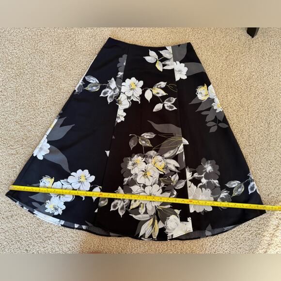 White House Black Market - Black Floral Print Skirt - Full and Flowy! Size 00 - Picture 8 of 8